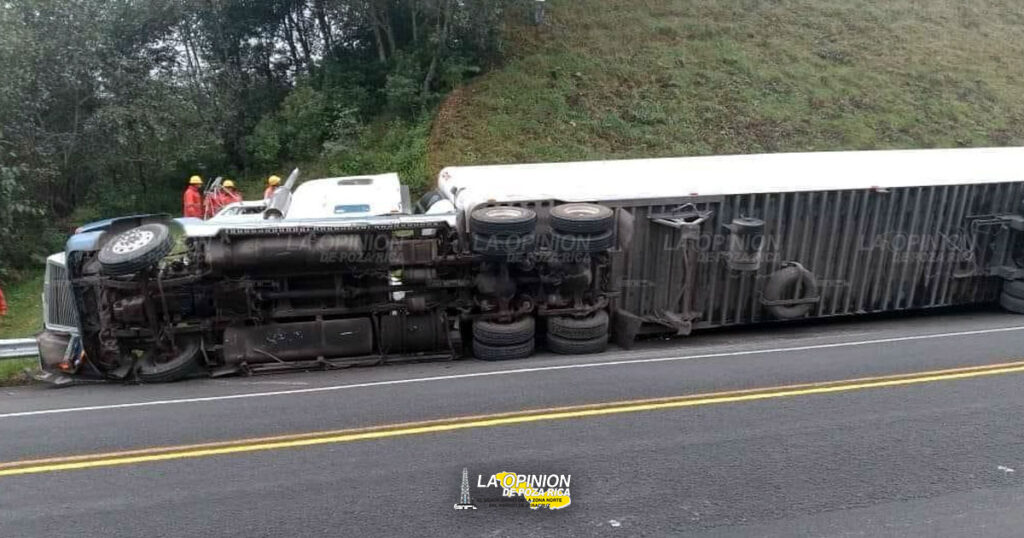 Trailer volcado sobre la Autopista Mexico-Tuxpan a la altura de Cuacuila, Huauchinango