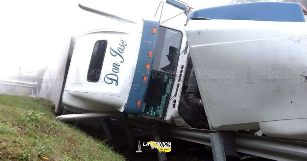 Trailer volcado sobre la Autopista Mexico-Tuxpan a la altura de Cuacuila, Huauchinango