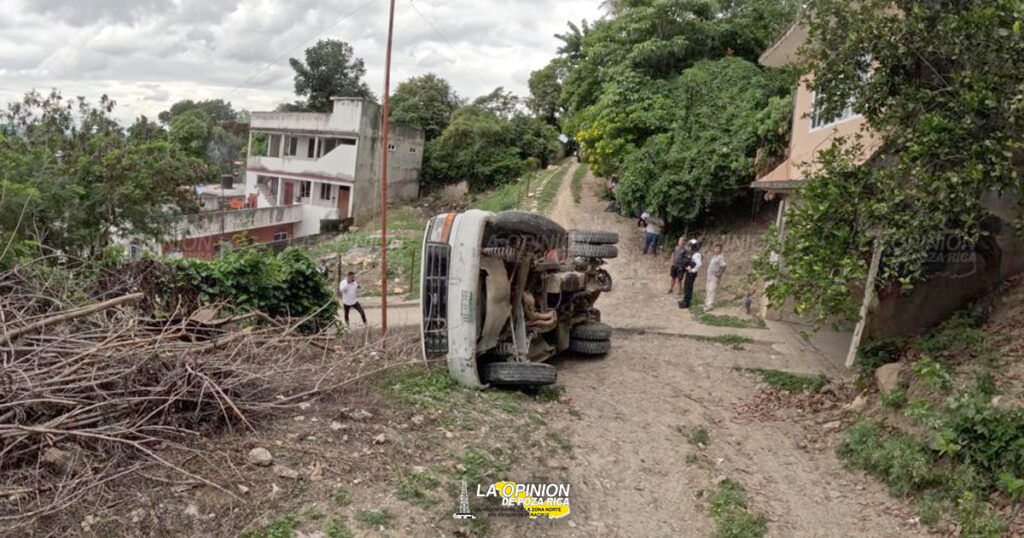 Vuelca camioneta en colonia Anáhuac