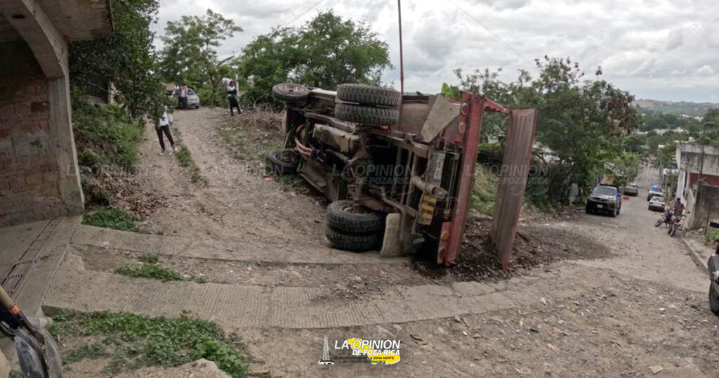 Vuelca camioneta en colonia Anáhuac