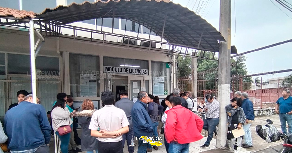 Abarrotado el módulo para tramitar licencias en Poza Rica