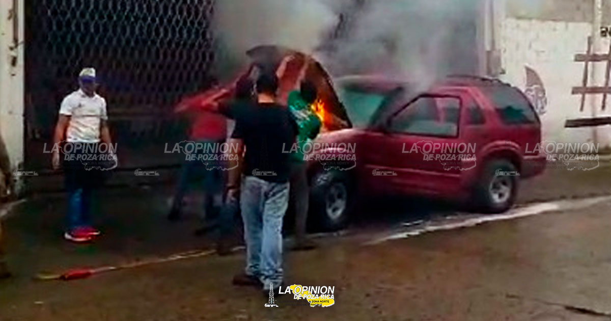 Arde una camioneta por corto circuito