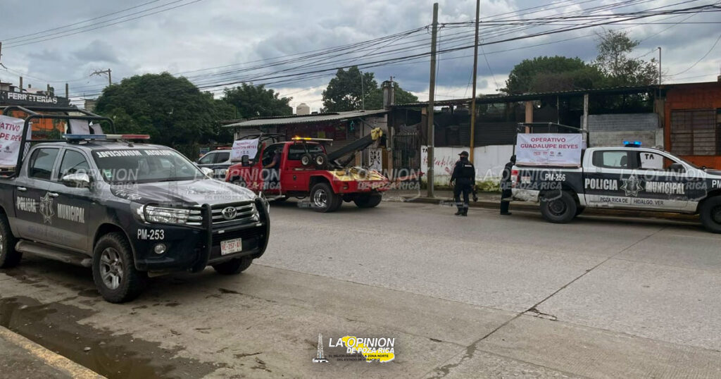 Dos detenidos y moto asegurada