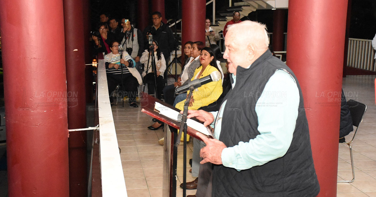 Preside Fernando Remes Garza encendido de las luces navideñas