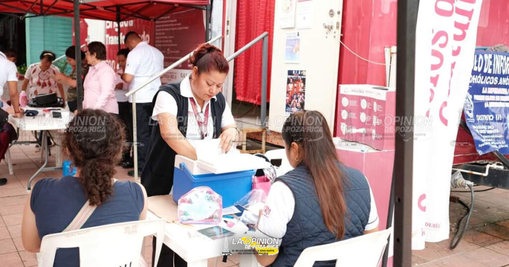 Decenas de personas acudieron a vacunarse contra Covid e influenza