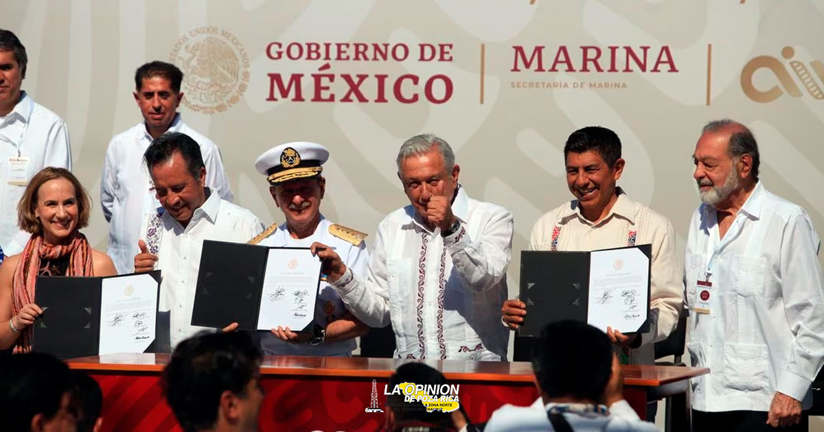 Acompañado por Ken Salazar y Carlos Slim, el presidente Andrés Manuel López Obrador lidera la ceremonia de apertura del tren Interoceánico en Salina Cruz, Oaxaca.