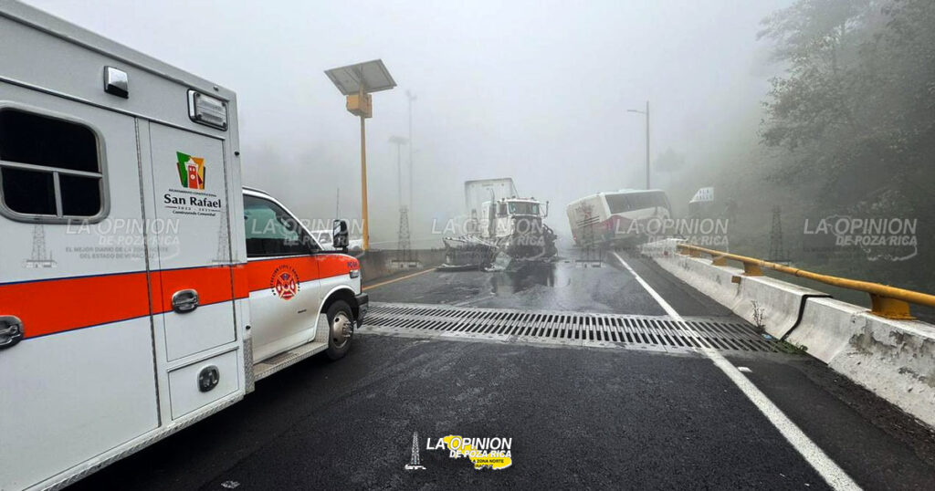 Accidente Grave entre Trailer y Autobús en #AutopistaMexicoTuxpan: Cierre de Carriles en Puente Las Jorobas