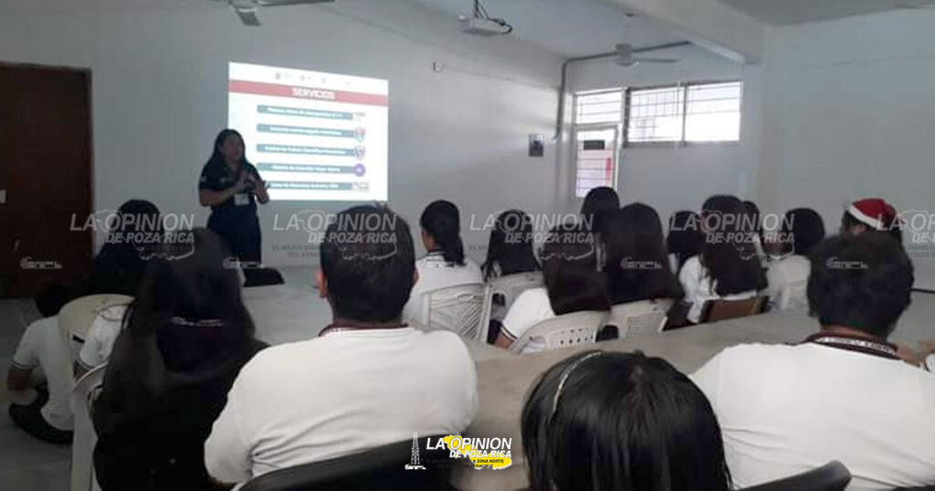 Orientan a jóvenes de bachillerato sobre emergencias
