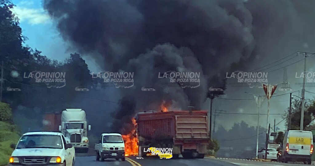 Tráiler se calcina en Acajete