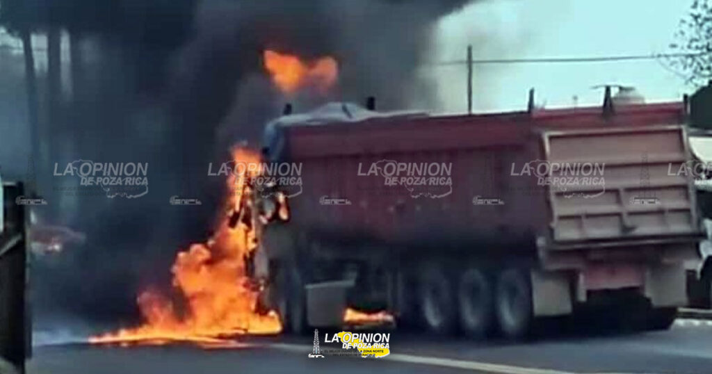 Tráiler se calcina en Acajete