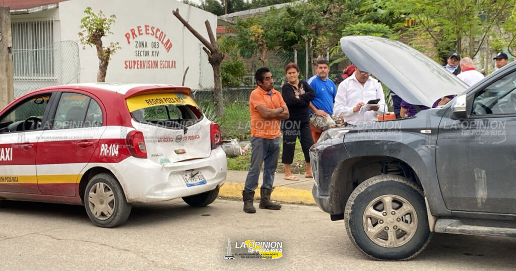 Camioneta se ensarta en la taxi