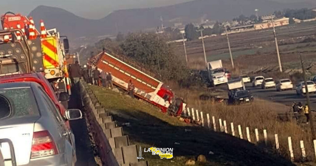 Colisión entre camiones en el Circuito Exterior Mexiquense deja 6 fallecidos