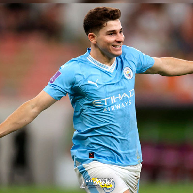 ¡Golazo! Julián Álvarez anota de 'pechito'