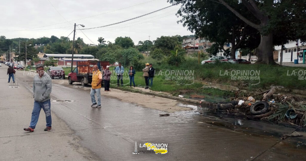 Clandestinas tomas de drenaje en un dren pluvial generan contaminación