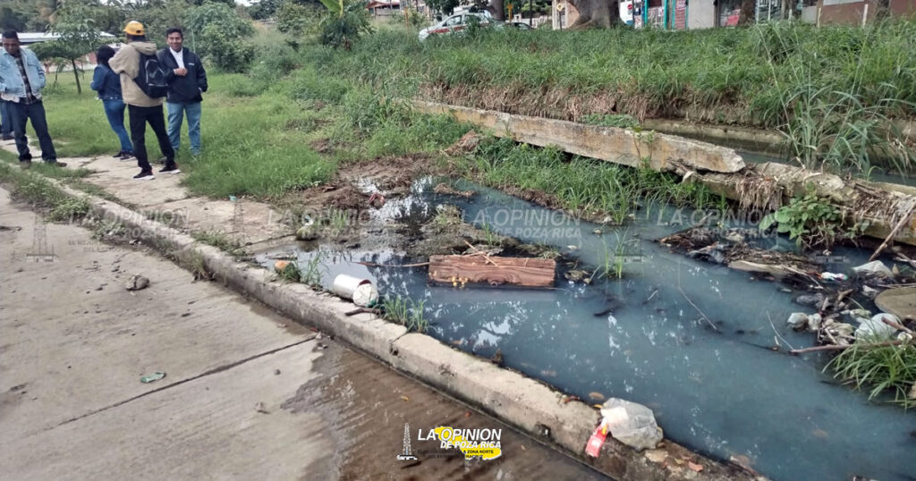 Clandestinas tomas de drenaje en un dren pluvial generan contaminación