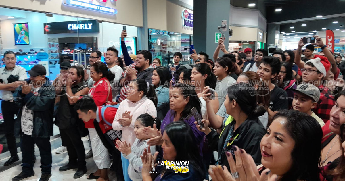 Duermen afuera de centro comercial para lograr pollo gratis durante un año