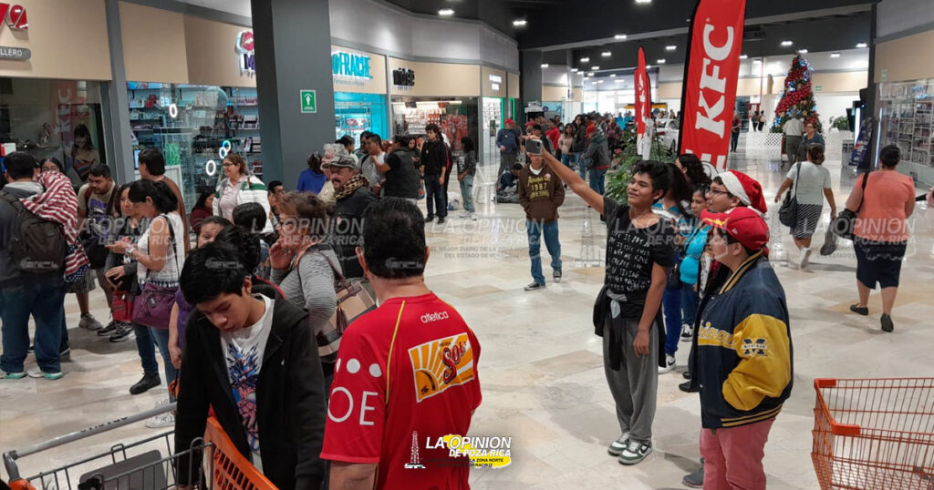 Duermen afuera de centro comercial para lograr pollo gratis durante un año