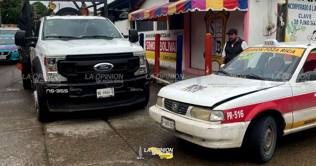 Camioneta embiste taxi