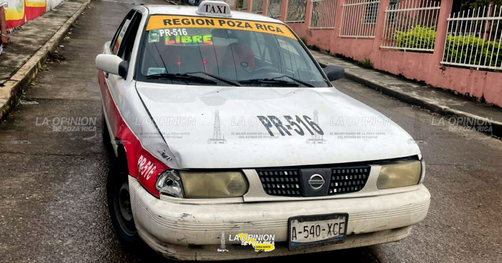 Camioneta embiste taxi