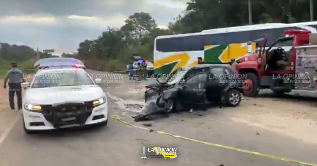 Autobús de la Línea SUR y auto particular chocan de frente