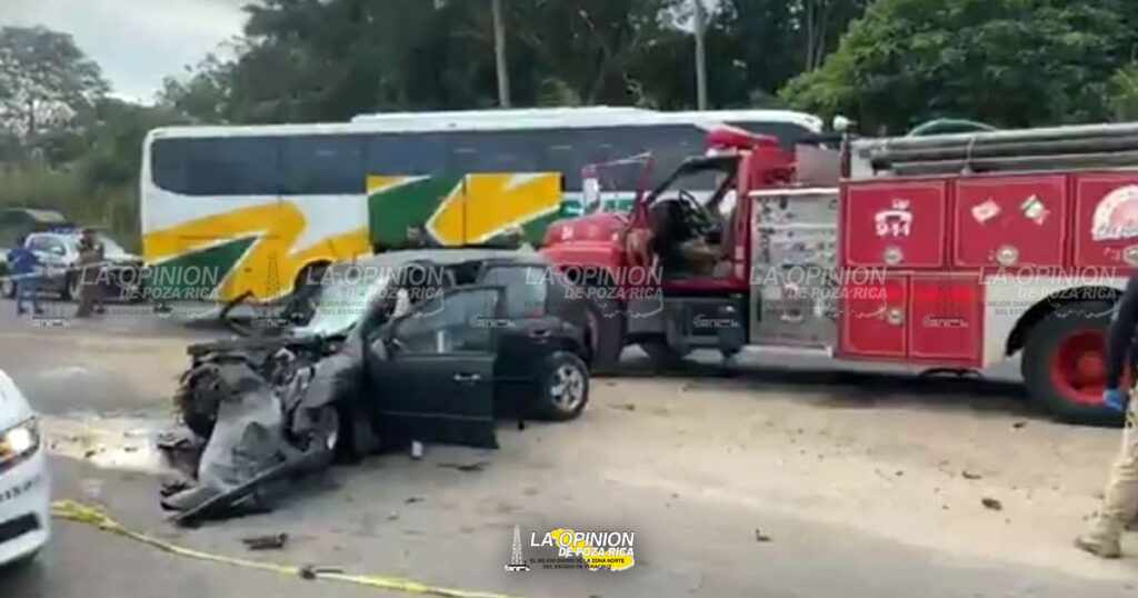 Autobús de la Línea SUR y auto particular chocan de frente