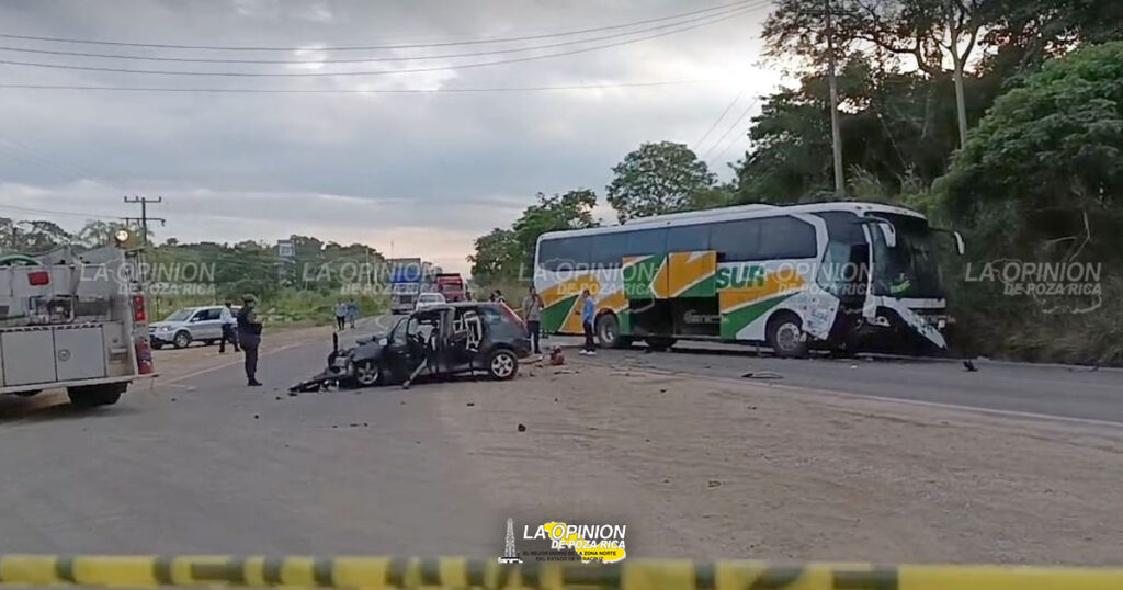 Autobús de la Línea SUR y auto particular chocan de frente