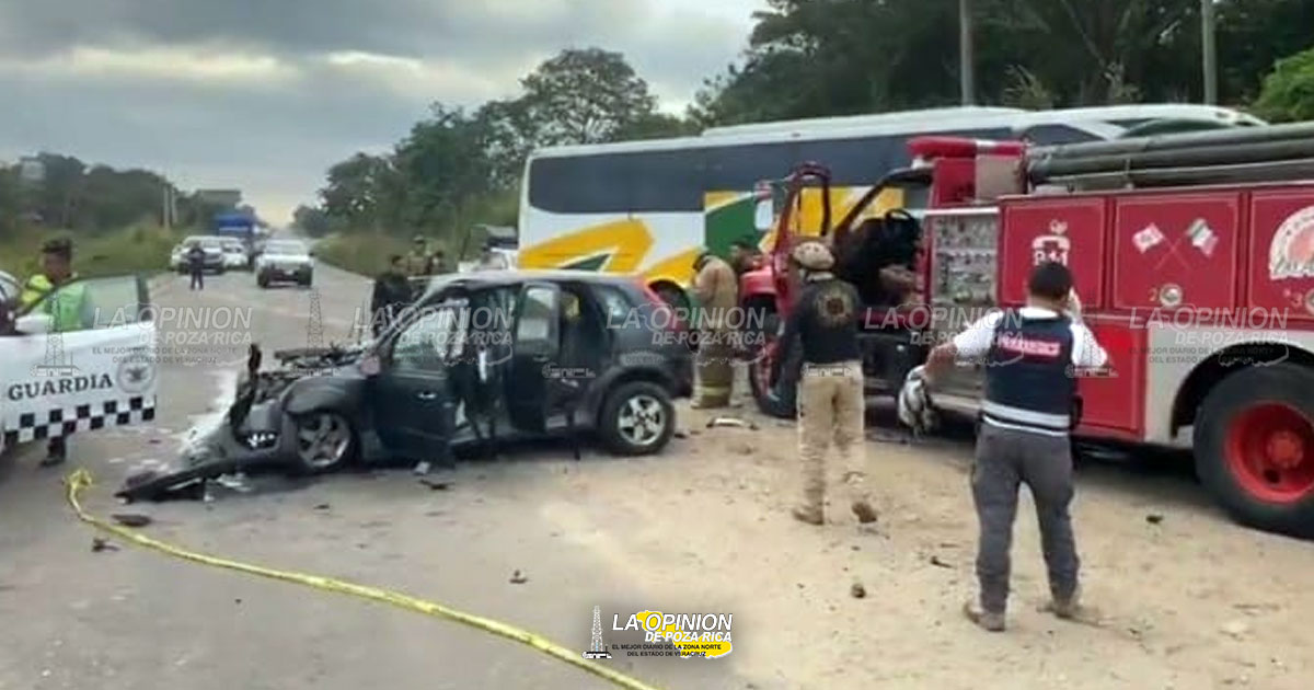 Autobús de la Línea SUR y auto particular chocan de frente