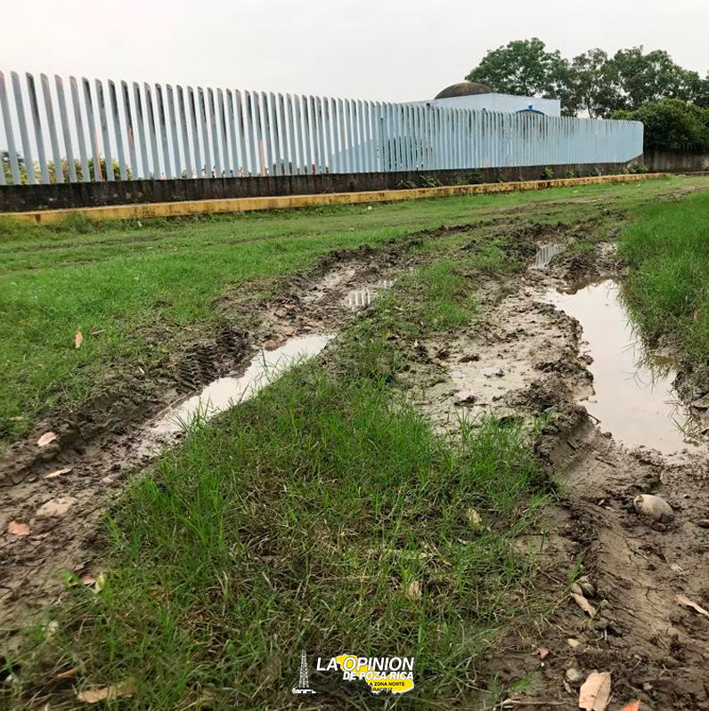 Lodazal en acceso al panteón municipal