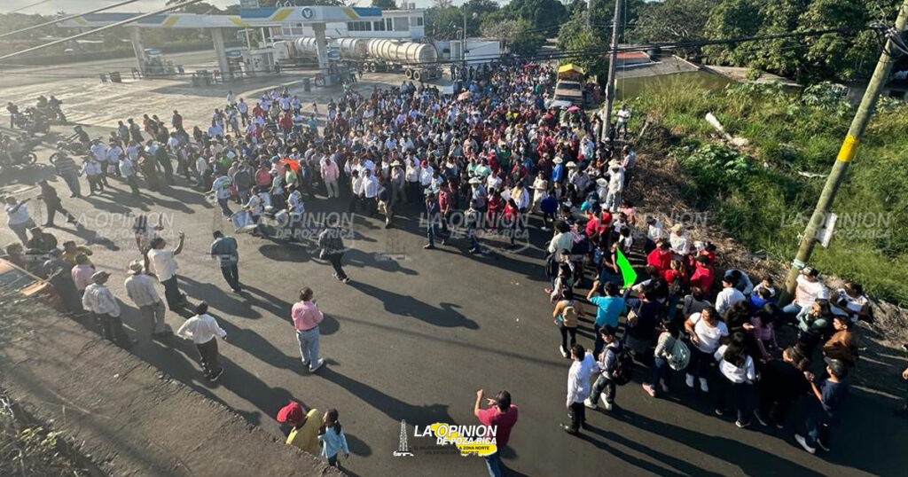 Multitudinaria marcha en Medellín de Bravo
