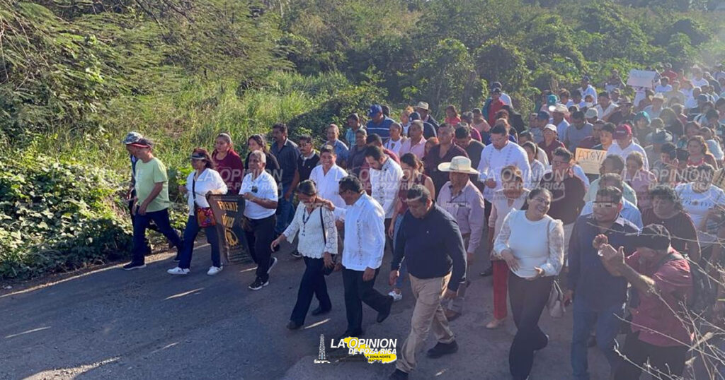 Multitudinaria marcha en Medellín de Bravo