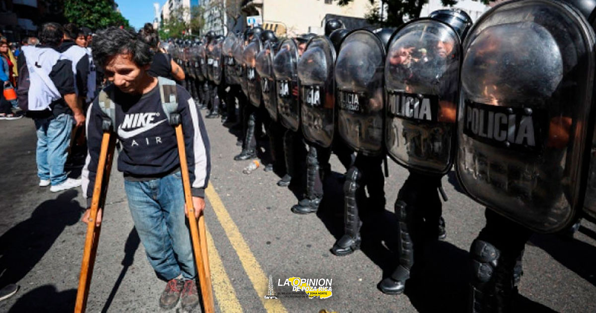 Desempleados protestan en Argentina desafiando la presencia policial de Milei