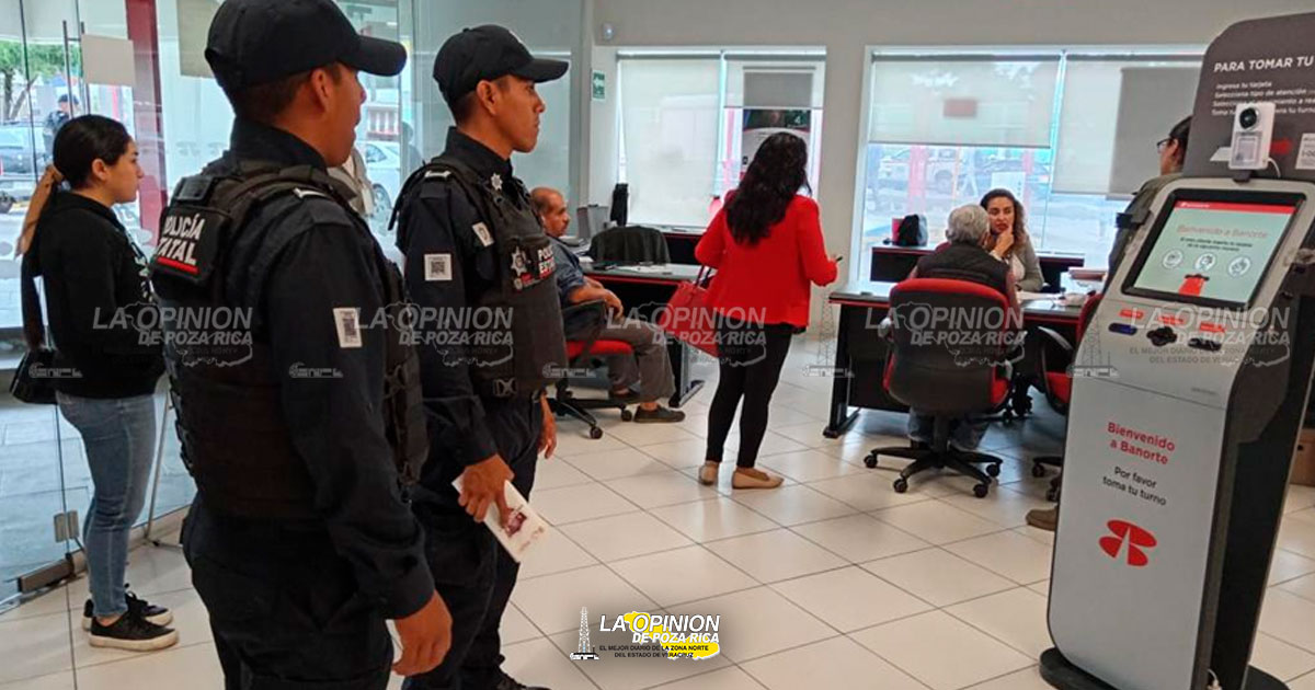 Policías dan acompañamiento para realizar retiros en bancos de la ciudad