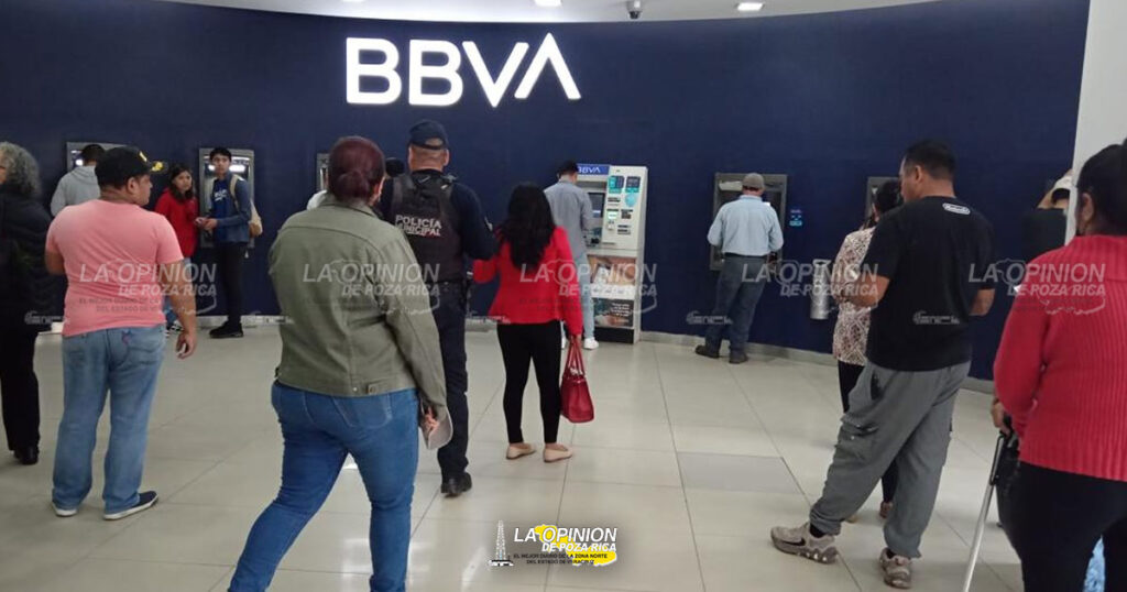 Policías dan acompañamiento para realizar retiros en bancos de la ciudad