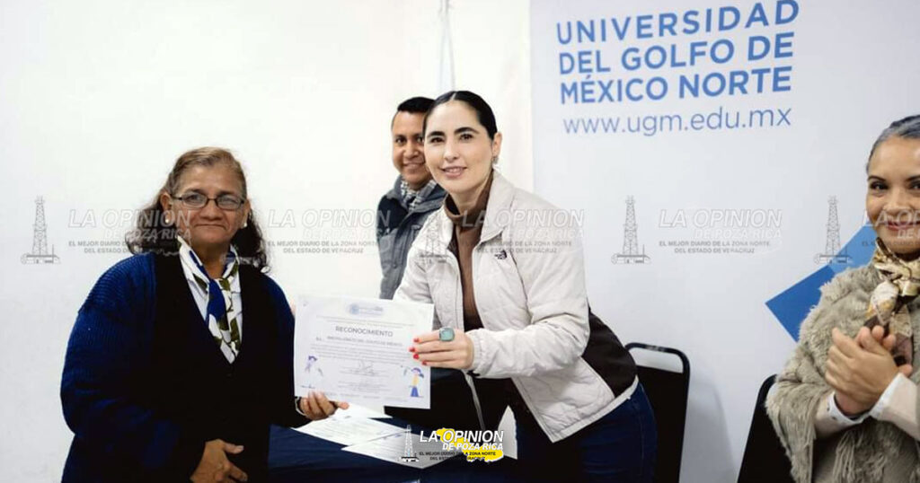 Entrega Lesli Ortiz premios del programa "Poza Rica Vive con Ciencia"