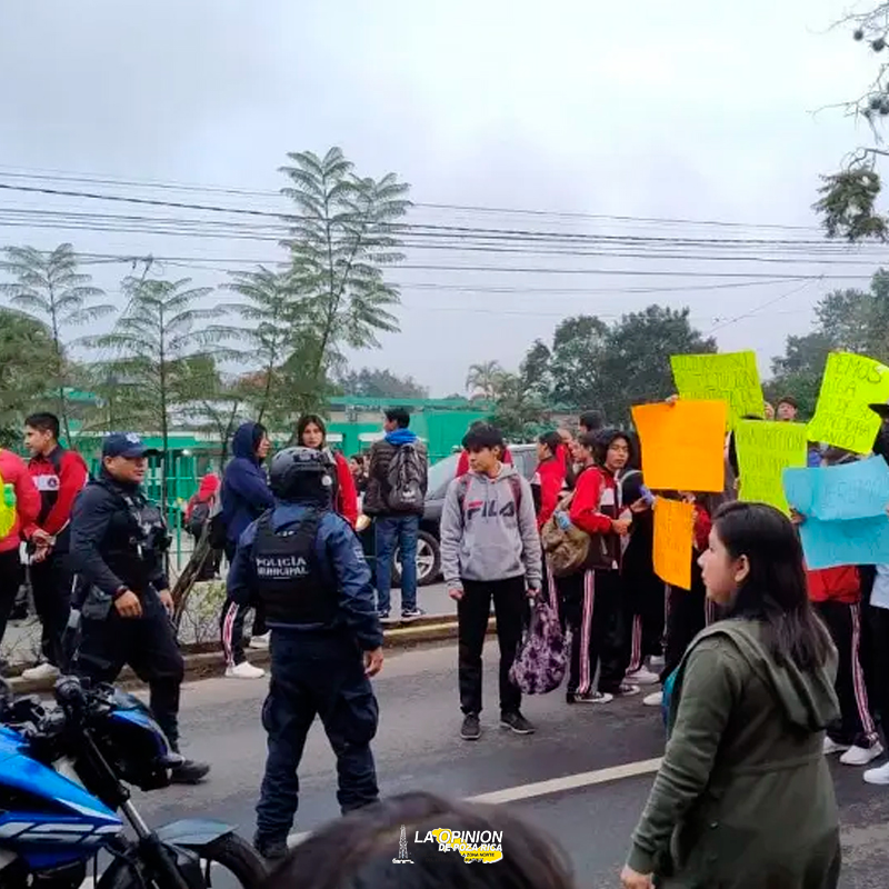 Manifestantes bloquean la carretera Xalapa-Coatepec