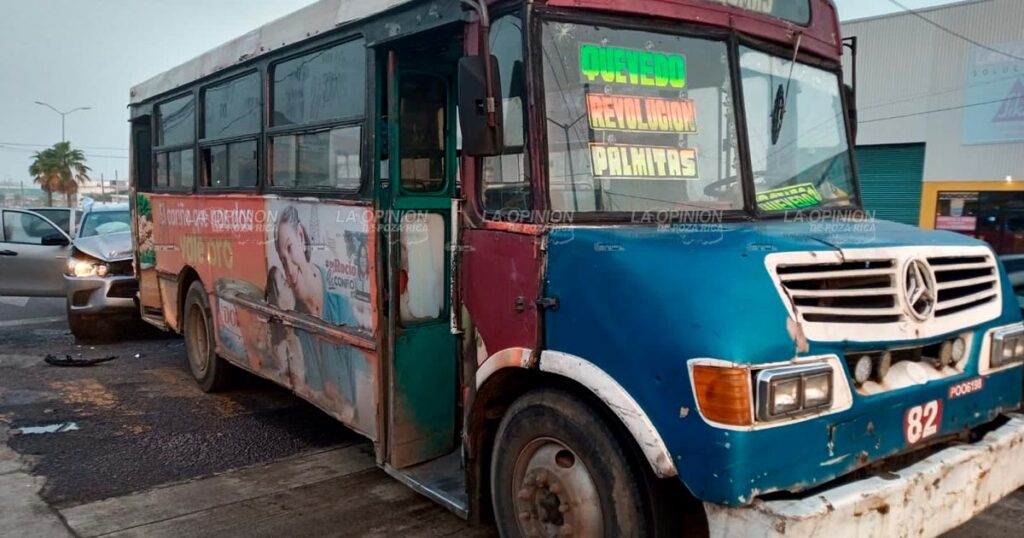 Destroza camioneta al chocar con autobús