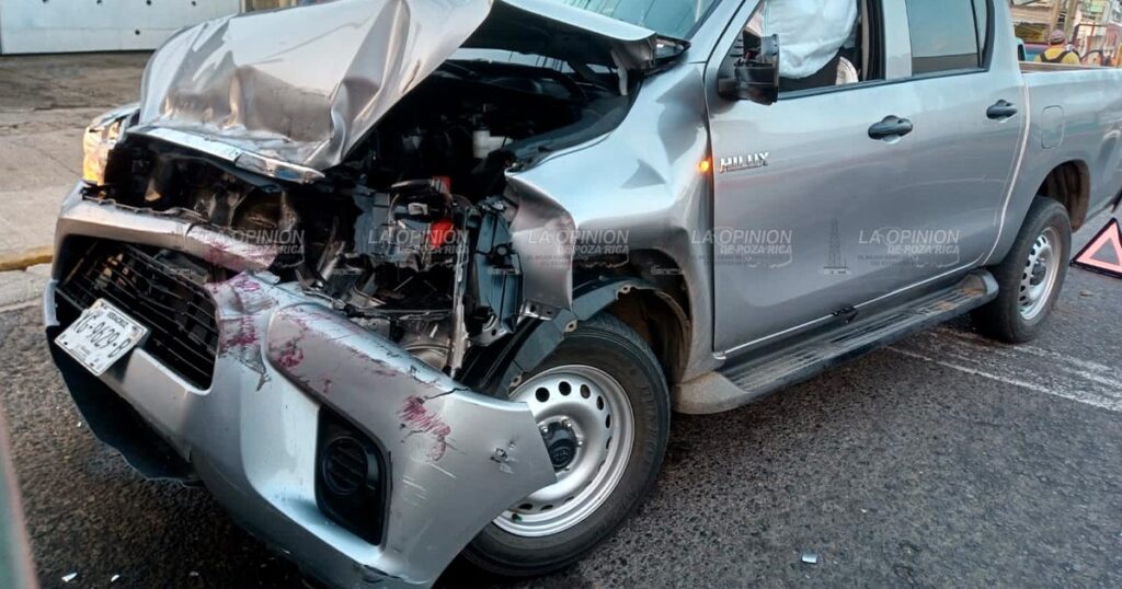 Destroza camioneta al chocar con autobús