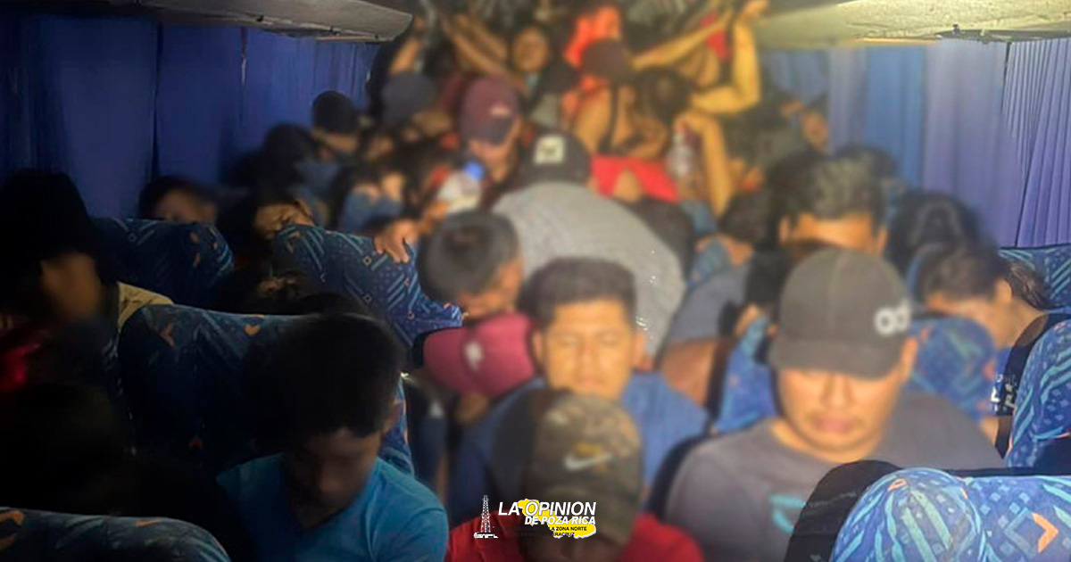 Hallan a 182 migrantes hacinados en un autobús por carretera de Veracruz