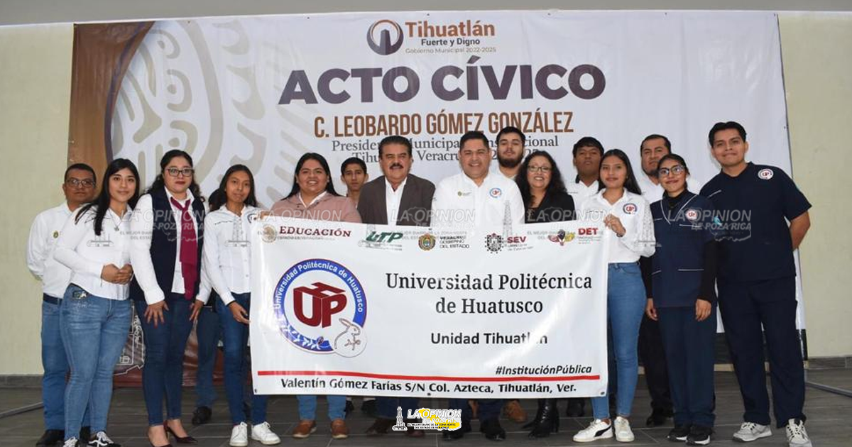 Jóvenes universitarios encabezan acto cívico