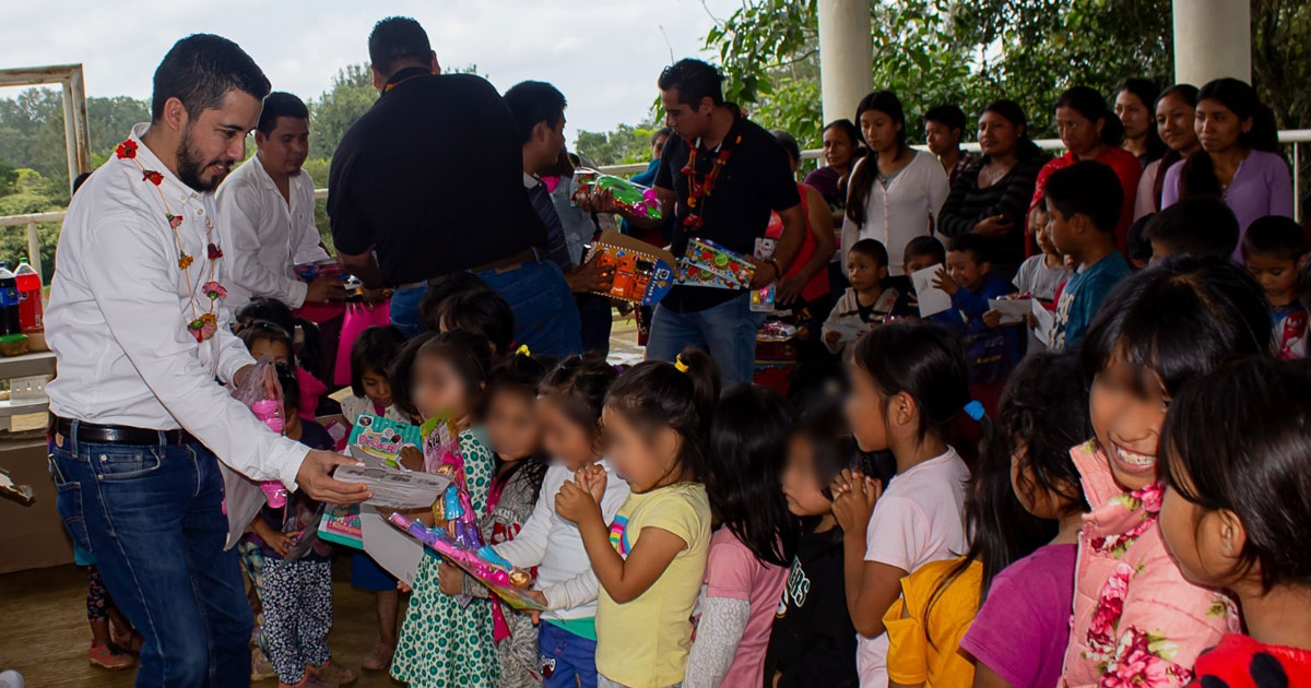 Entregan obsequios a niños de comunidades indígenas