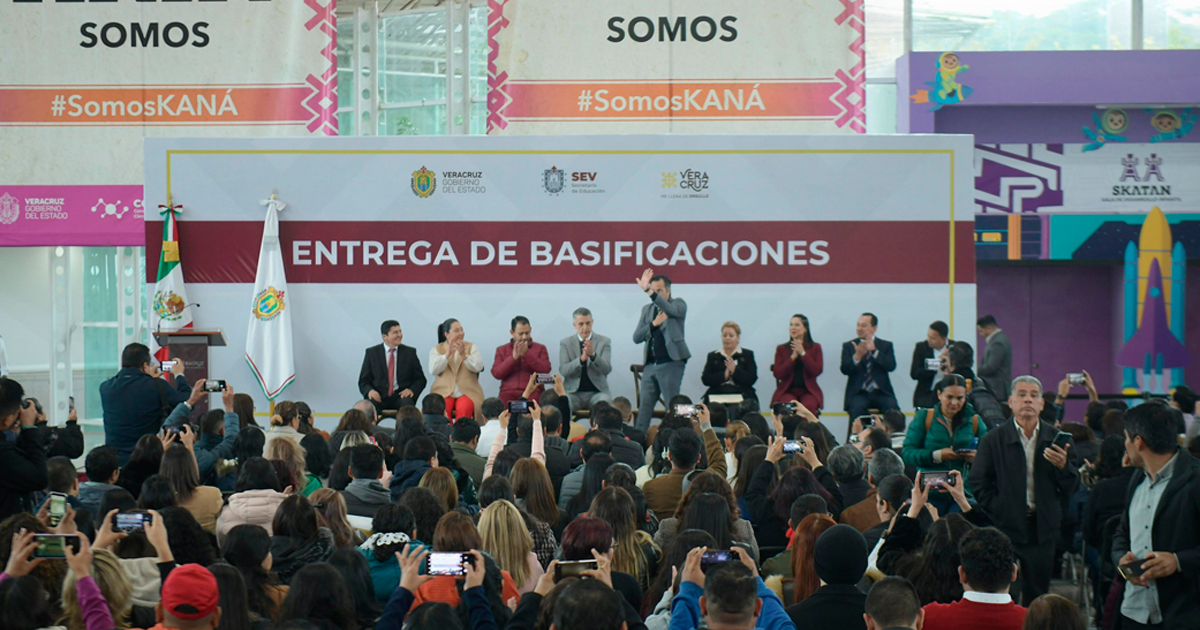 Entregan 40 mil bases a maestros