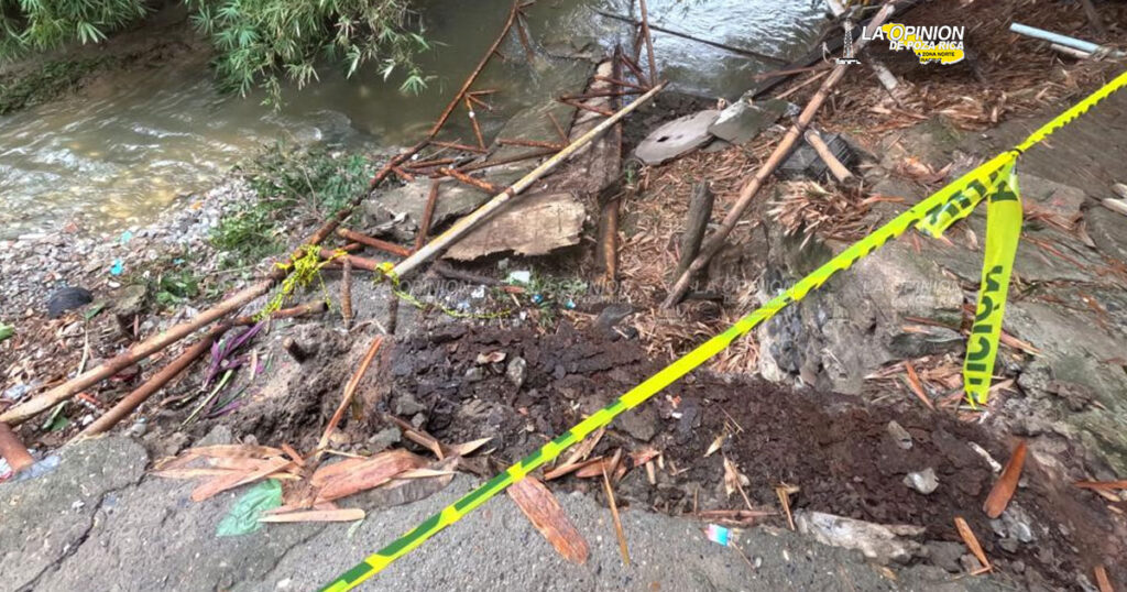 ¡Se derrumba por completo puente peatonal!