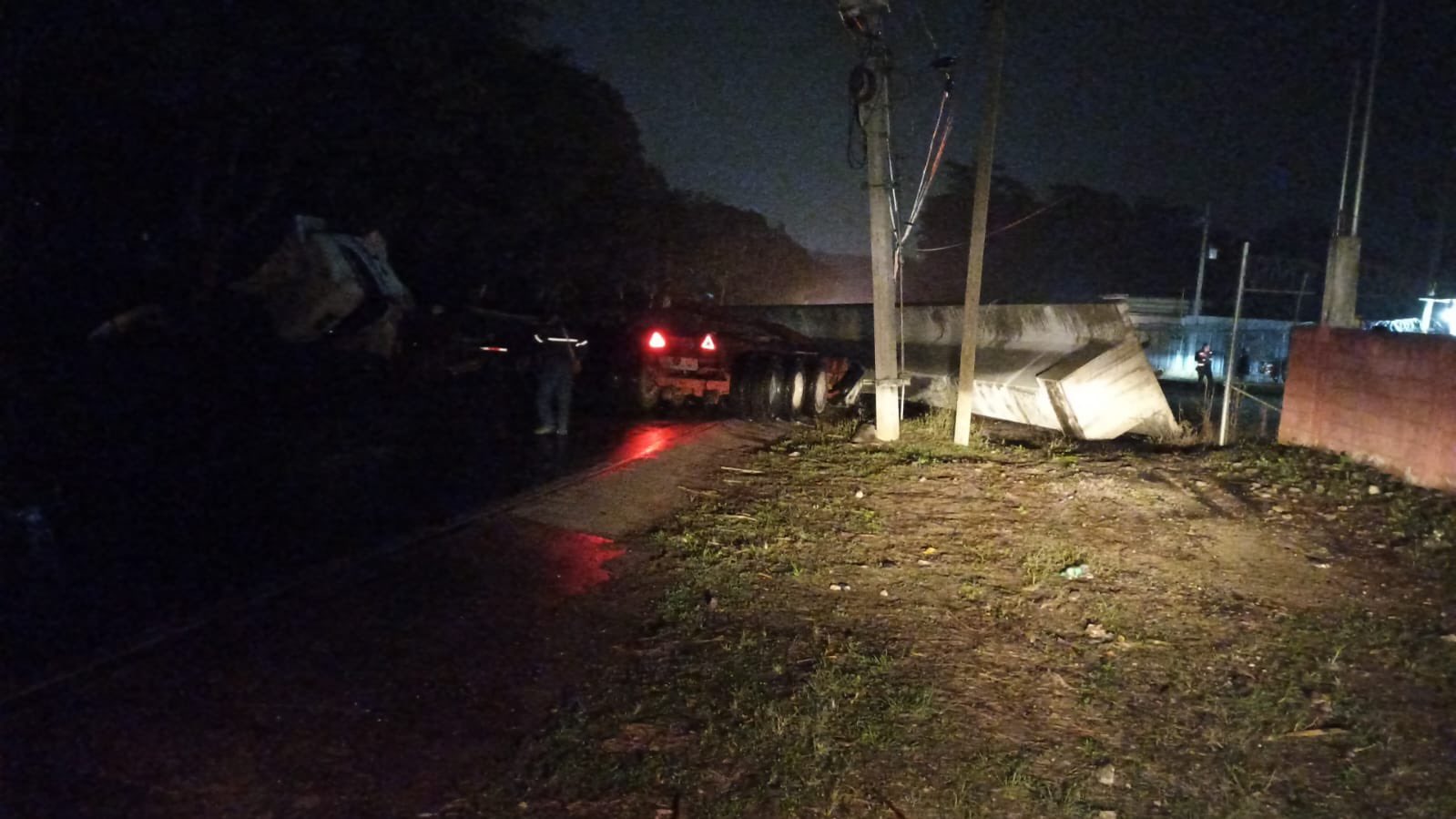 Cierran paso a Coatepec