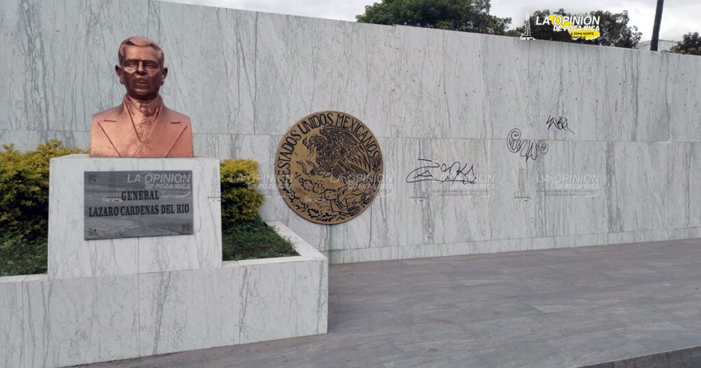 Ataque vandálico a la plaza cívica