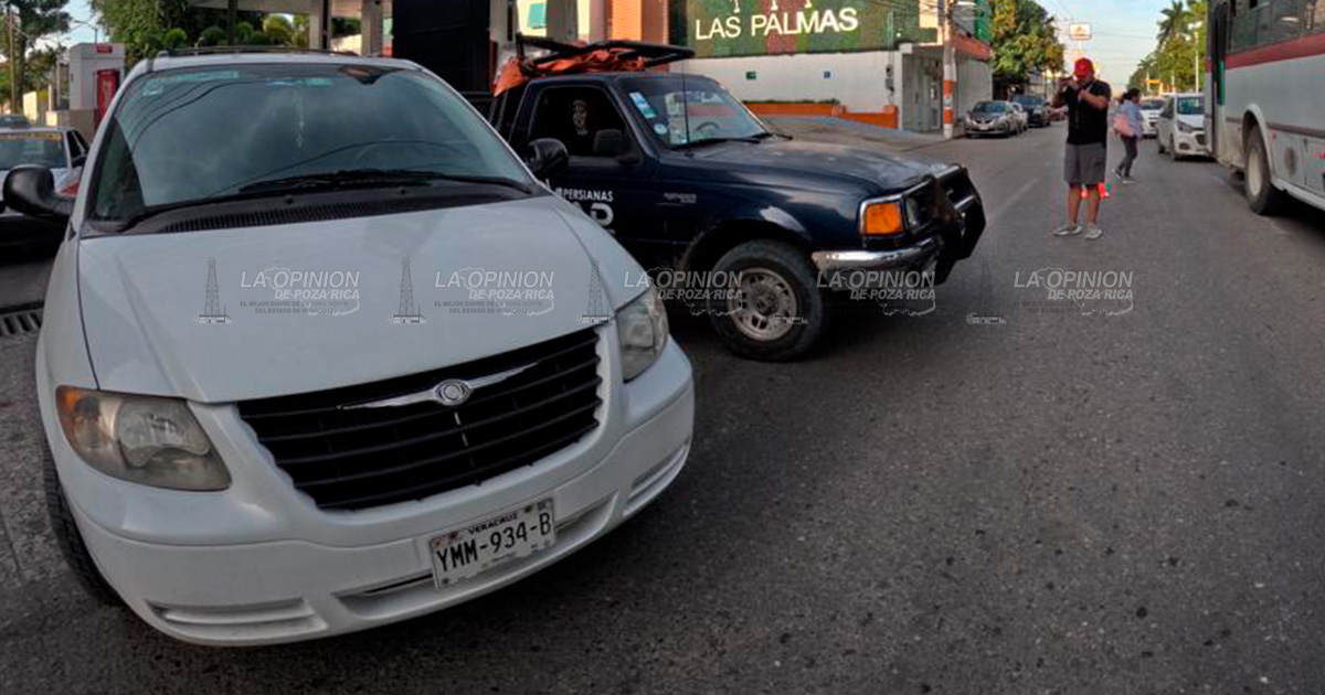 Camioneta Caravan y Chevrolet colisiónan