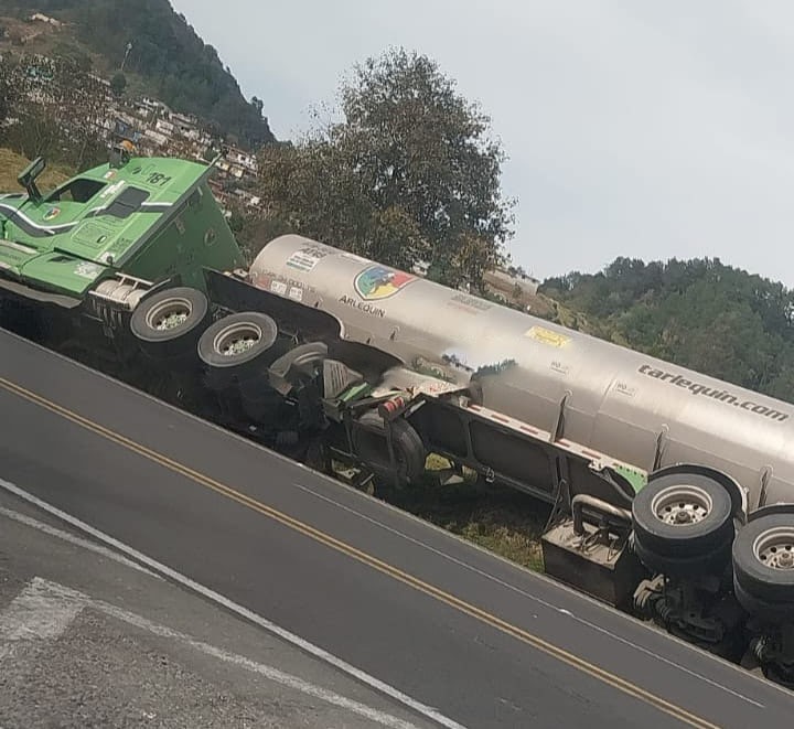 Pipa se cunetea sobre la autopista Mèxico-Tuxpan