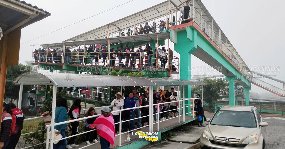 Enorme aglomeración en el exterior de la clínica N. 24 del IMSS