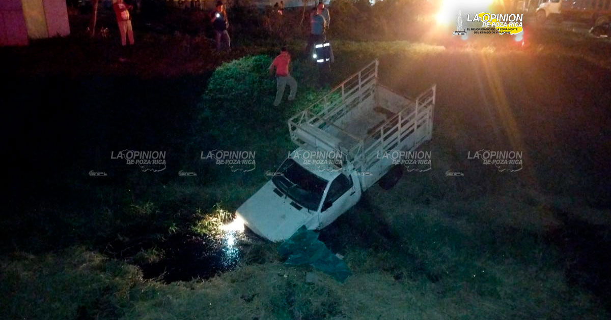 Camioneta cae a un canal de aguas negras