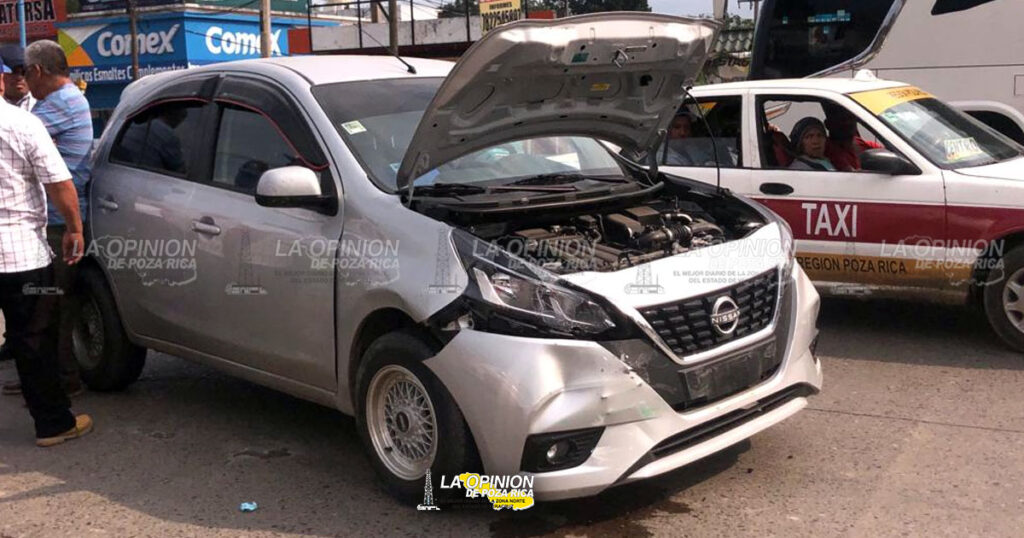 Taxi quedó atravesado, tras choque