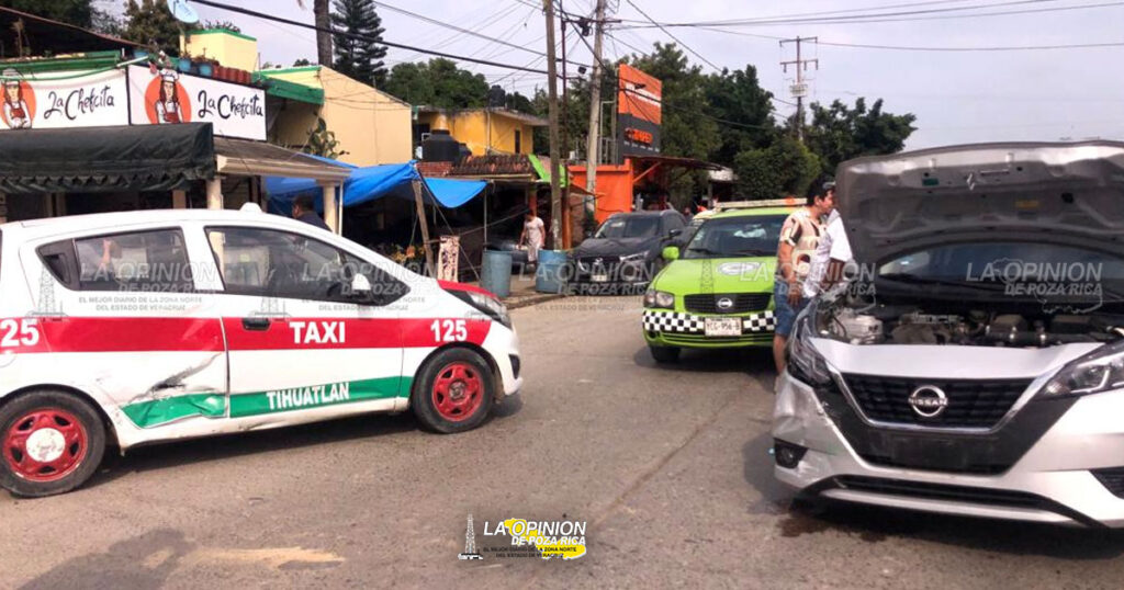 Taxi quedó atravesado, tras choque